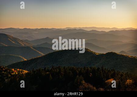 La dernière lumière du jour éclaire les sommets des montagnes dans la forêt nationale de Nantahala le long de la Blue Ridge Parkway. Banque D'Images