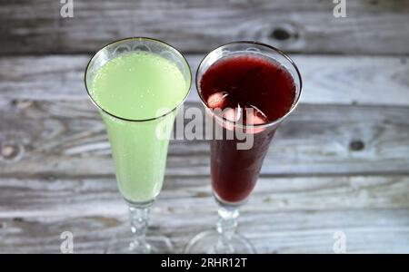 Boissons estivales, boissons gazeuses fraîches à la menthe au citron, soda vert, boisson gazeuse à la limonade et verre de jus de Roselle frais réfrigéré préparé à partir de Banque D'Images