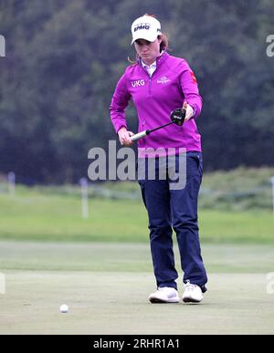 Leona Maguire aligne un putt sur le 18e green pendant la deuxième journée de l'ISPS Handa World Invitational au Galgorm Castle Golf Club dans le comté d'Antrim, en Irlande du Nord. Date de la photo : Vendredi 18 août 2023. Banque D'Images