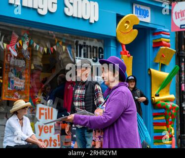 Edimbourg, Royaume-Uni. 17 août 2023. Distribution de dépliants pour le spectacle au Edinburgh Fringe Credit : george robertson/Alamy Live News Banque D'Images