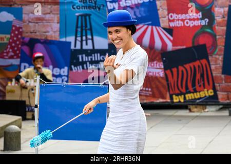 Edimbourg, Royaume-Uni. 17 août 2023. Une artiste de rue essayant d'impliquer un membre du public dans son spectacle pour divertir le public dans le Royal Mile d'Édimbourg, en Écosse. Crédit : george robertson/Alamy Live News Banque D'Images