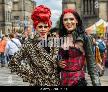 Edimbourg, Royaume-Uni. 17 août 2023. Deux drag Queens divertissent le public pour promouvoir leurs spectacles sur le Royal Mile d'Édimbourg, en Écosse. Crédit : george robertson/Alamy Live News Banque D'Images