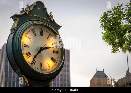 Cette horloge de trottoir en fonte garde l'heure dans le centre-ville d'El Paso, Texas depuis 1911. Banque D'Images