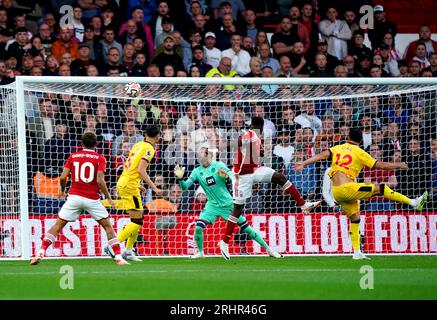 Taiwo Awoniyi, de Nottingham Forest (au centre à droite) marque le premier but de son équipe lors du match de Premier League au City Ground de Nottingham. Date de la photo : Vendredi 18 août 2023. Banque D'Images