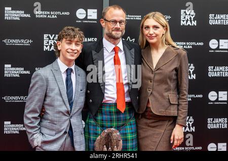 Édimbourg, Royaume-Uni. 18 août 2023 photo : de gauche à droite : Louis McCartney, Johnny Barrington et Ella Lily Hyland. Le Festival international du film d'Édimbourg s'ouvre avec la première mondiale de Silent Roar, le premier long métrage de l'écrivain et réalisateur écossais Johnny Barrington. Crédit : Rich Dyson/Alamy Live News Banque D'Images