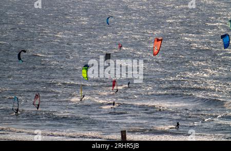 Kitesurfeurs et windsurfeurs par vent fort sur la plage de Scheveningen, la Haye, pays-Bas Banque D'Images