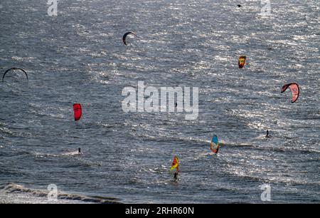 Kitesurfeurs et windsurfeurs par vent fort sur la plage de Scheveningen, la Haye, pays-Bas Banque D'Images