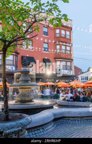 Dîner en plein air de style italien, une soirée d'été sur Federal Hill à Providence, Rhode Island, États-Unis Banque D'Images