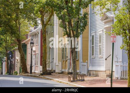 Vieilles maisons en bois restaurées colorées sur Benefit Street, Providence, Rhode Island, États-Unis. Banque D'Images