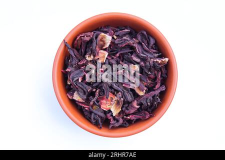 Fleur d'hibiscus séchée dans un bol sur fond blanc vue rapprochée Banque D'Images