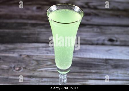 Boisson gazeuse froide froide à la menthe au citron, soda vert, boissons gazeuses à la limonade, contiennent souvent des niveaux très élevés de benzoate de sodium, et ce souvent Banque D'Images