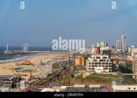 Vue sur la plage de Scheveningen, la jetée avec grande roue et l'horizon de la ville, appartient à la ville de la Haye et est le plus grand seasi Banque D'Images