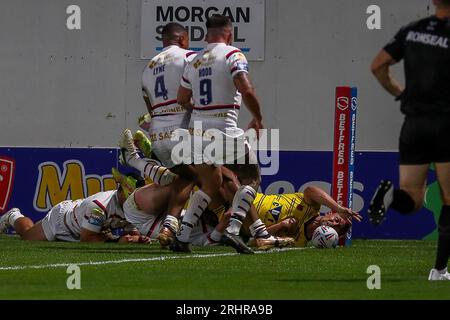 Wakefield, Royaume-Uni. 18 août 2023. Essayez Castleford `tigers Greg Eden*** lors du match de Super League entre Wakefield Trinity et Castleford à Belle vue, Wakefield, Royaume-Uni le 18 août 2023. Photo de Simon Hall. Usage éditorial uniquement, licence requise pour un usage commercial. Aucune utilisation dans les Paris, les jeux ou les publications d'un seul club/ligue/joueur. Crédit : UK Sports pics Ltd/Alamy Live News Banque D'Images