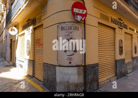 Des toits en terre cuite aux volets ornés, découvrez la tapisserie vibrante du design et de la culture dans les rues de Majorque. Banque D'Images