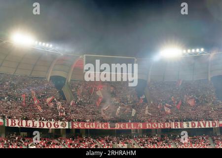 Bari, Italie. 18 août 2023. Supporters de la SSC Bari lors du SSC Bari vs Palermo FC, match italien de football Serie B à Bari, Italie, août 18 2023 crédit : Agence de photo indépendante/Alamy Live News Banque D'Images