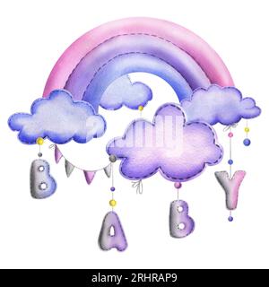 Un arc-en-ciel cousu avec nuages et lettres BÉBÉ, drapeaux de guirlande, points suspendus à des cordes en bleu, violet et rose. Jolie aquarelle dessinée à la main Banque D'Images