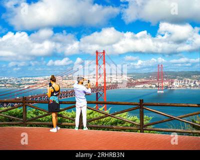 Ponte 25 de Abril, même architecte que le Golden Gate Bridge de san Francisco en Californie, il a une longueur totale de 2 277 mètres (7 470 pieds), ce qui le rend t Banque D'Images