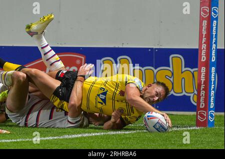 Greg Eden #2 de Castleford Tigers marque un essai lors du match Betfred Super League Round 22 Wakefield Trinity vs Castleford Tigers au Be Well support Stadium, Wakefield, Royaume-Uni, le 18 août 2023 (photo de Craig Cresswell/News Images) in, le 8/18/2023. (Photo de Craig Cresswell/News Images/Sipa USA) crédit : SIPA USA/Alamy Live News Banque D'Images