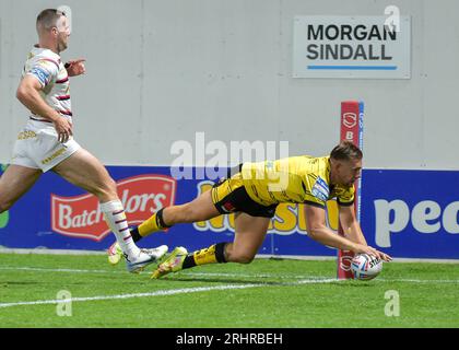 Greg Eden #2 des Castleford Tigers marque son 2e essai lors du match Betfred Super League Round 22 Wakefield Trinity vs Castleford Tigers au Be Well support Stadium, Wakefield, Royaume-Uni, le 18 août 2023 (photo de Craig Cresswell/News Images) in, le 8/18/2023. (Photo de Craig Cresswell/News Images/Sipa USA) crédit : SIPA USA/Alamy Live News Banque D'Images