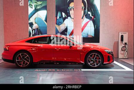 Mumbai, Inde. 18 août 2023. Audi RS e-tron GT (lancé en 2021) modèle de voiture électrique est conservé à l'affiche avant le lancement de Audi e-tron sportback et suv voiture électrique à Mumbai. Les clients intéressés peuvent réserver une voiture électrique Audi Q8 e-tron sur le site Audi India et l'application 'myaudi Connect'. (Photo Ashish Vaishnav/SOPA Images/Sipa USA) crédit : SIPA USA/Alamy Live News Banque D'Images