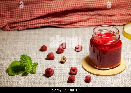Confiture de framboises maison dans un bocal en verre. Conservation des aliments. Concept de desserts sains. Banque D'Images