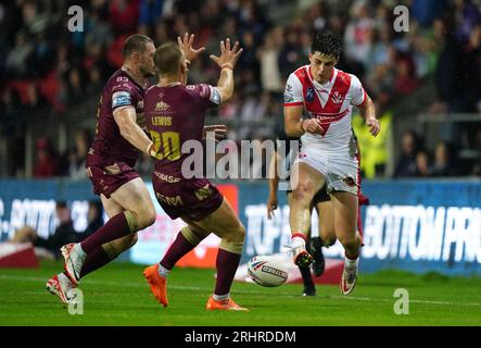 Jon Bennison de St Helens tente de se lancer lors du match de Betfred Super League au Totally Wicked Stadium, St. Helens. Date de la photo : Vendredi 18 août 2023. Banque D'Images