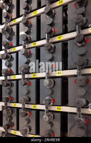 Salle de batterie pour la sauvegarde en cas d'urgence dans une installation industrielle. Banque D'Images