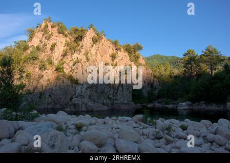 Solenzara est une belle rivière avec des étangs pour prendre un bain rafraîchissant sur l'île corse. Les montagnes corses sont un beau côté mer. Banque D'Images