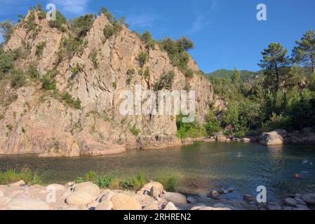 Solenzara est une belle rivière avec des étangs pour prendre un bain rafraîchissant sur l'île corse. Les montagnes corses sont un beau côté mer. Banque D'Images