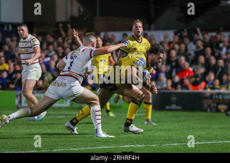 Wakefield, Royaume-Uni. 18 août 2023. Alex Foster essaie de jouer pour Castleford *** lors du match de Super League entre Wakefield Trinity et Castleford à Belle vue, Wakefield, Royaume-Uni, le 18 août 2023. Photo de Simon Hall. Usage éditorial uniquement, licence requise pour un usage commercial. Aucune utilisation dans les Paris, les jeux ou les publications d'un seul club/ligue/joueur. Crédit : UK Sports pics Ltd/Alamy Live News Banque D'Images