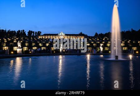 Potsdam, Allemagne. 18 août 2023. Les terrasses de vin illuminées de la 25e nuit du Palais de Potsdam dans le parc de Sanssouci, qui a lieu les 18 et 19 août. Avec le titre 'prachtig' une touche néerlandaise a été donnée au programme. Un monde de conte de fées de danse, théâtre, musique, acrobaties, lectures, des installations lumineuses et des délices culinaires seront proposés dans le parc du palais de Sanssouci. Crédit : Britta Pedersen/dpa/Alamy Live News Banque D'Images