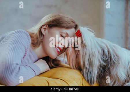 Portrait d'une jeune femme avec son chien bien-aimé shih tzu Banque D'Images