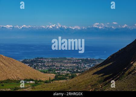 Vue pittoresque sur le lac Issyk-Kul et les montagnes Tien-Shan depuis la vallée de montagne, Kirghizistan Banque D'Images