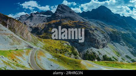 Paysage pittoresque avec route de montagne dans les Alpes Banque D'Images
