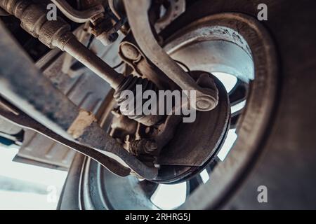 Vue détaillée de la suspension de voiture, grand angle Banque D'Images