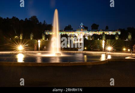 Potsdam, Allemagne. 18 août 2023. La galerie de photos illuminée de la 25e nuit du palais de Potsdam dans le parc de Sanssouci, qui a lieu les 18 et 19 août. Avec le titre 'prachtig' une touche néerlandaise a été donnée au programme. Un monde de conte de fées de danse, théâtre, musique, acrobaties, lectures, des installations lumineuses et des délices culinaires seront proposés dans le parc du palais de Sanssouci. Crédit : Britta Pedersen/dpa/Alamy Live News Banque D'Images