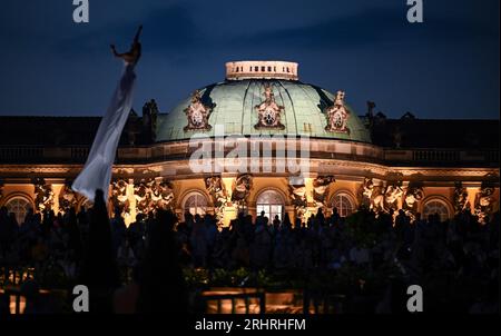 Potsdam, Allemagne. 18 août 2023. Les artistes du groupe Sway Polonais à la 25e nuit du palais de Potsdam dans le parc de Sanssouci, qui a lieu les 18 et 19 août. Avec le titre 'prachtig' une touche néerlandaise a été donnée au programme. Un monde de conte de fées de danse, théâtre, musique, acrobaties, lectures, des installations lumineuses et des délices culinaires seront proposés dans le parc du palais de Sanssouci. Crédit : Britta Pedersen/dpa/Alamy Live News Banque D'Images