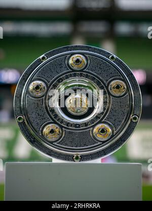 Feature, le trophée du championnat, football 1e Bundesliga, 1e journée de match, SV Werder Bremen (HB) - FC Bayern Munich (M), le 18 août 2023 à Brême / Allemagne. La réglementation #DFL interdit toute utilisation de photographies comme séquences d'images et/ou quasi-vidéo # Banque D'Images