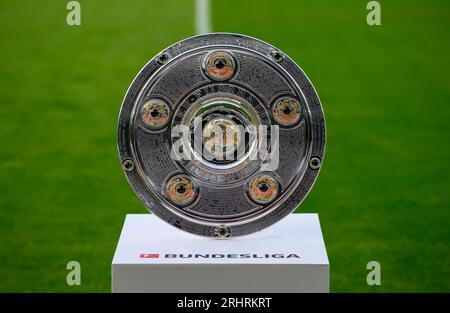 Feature, le trophée du championnat, football 1e Bundesliga, 1e journée de match, SV Werder Bremen (HB) - FC Bayern Munich (M), le 18 août 2023 à Brême / Allemagne. La réglementation #DFL interdit toute utilisation de photographies comme séquences d'images et/ou quasi-vidéo # Banque D'Images