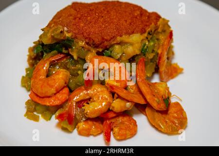 Typy Acaraje - boulette brésilienne traditionnelle à base de pois aux yeux noirs et d'oignons farcis de vatapa, de caruru, de salade de tomates et de crevettes. Banque D'Images