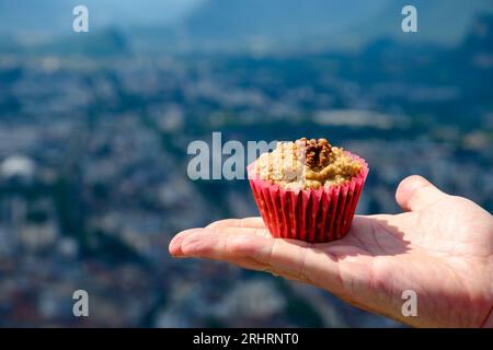 Gateau Grenoblois, gâteau au café à la noix française, spécialité de Grenoble et vue sur la partie centrale de la ville de Grenoble depuis Bastille Fortres witch montagnes a Banque D'Images