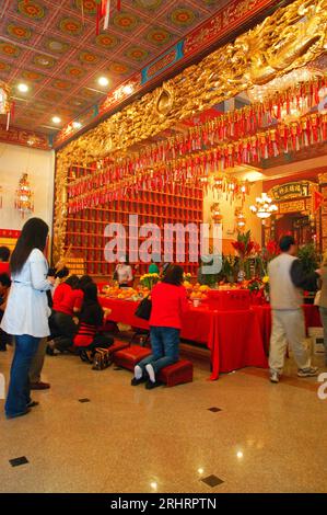 Les fidèles se réunissent dans un temple bouddhiste à Los Angeles pour célébrer le nouvel an lunaire en offrant prières et cadeaux à l'autel Banque D'Images