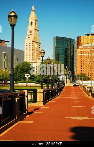 Le Founders Bridge mène à Hartford, Connecticut Skyline Banque D'Images