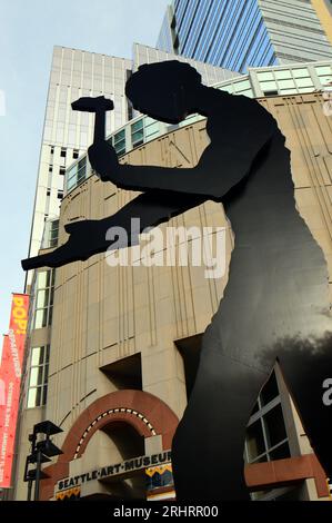 La sculpture cinétique Hamming Man, a un bras mécanisé frappant une enclume devant le Seattle Museum of Art Banque D'Images