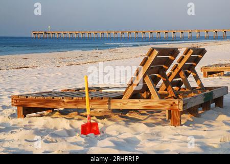 Deux chaises longues et une pelle attendent le prochain relaxant sur la plage de Pensacola, en Floride Banque D'Images