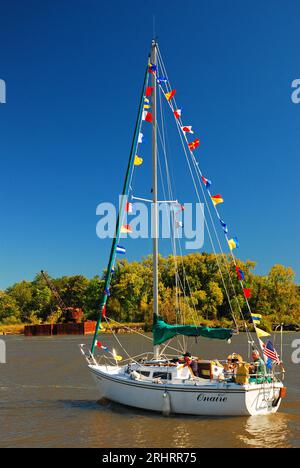 Un voilier coloré part d'un port de Kingston, New York, dans la vallée de la rivière Hudson par une journée ensoleillée de vacances d'été Banque D'Images