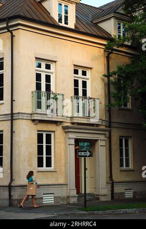 Une jeune femme passe devant une maison historique à Charleston, en Caroline du Sud Banque D'Images