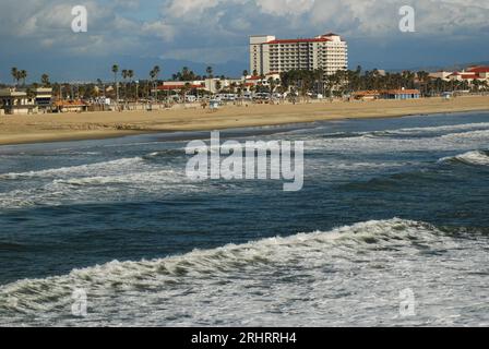 Les vagues roulent sur la côte lors d'une journée ensoleillée de vacances d'été à Redondo Beach Banque D'Images
