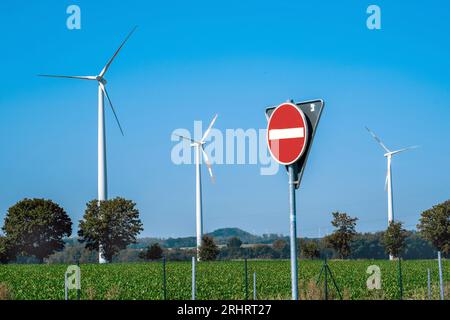 Eolienne, panneau 'No entry' au premier plan, Allemagne, Basse-Saxe, Salzgitter Banque D'Images