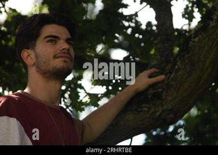 Jeune homme dans le parc Banque D'Images
